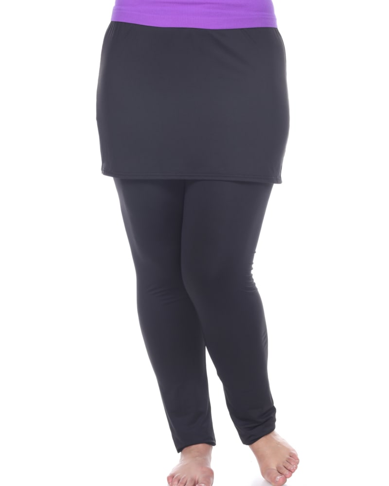 Front of a model wearing a size 2X Skirted Leggings in Black by White Mark. | dia_product_style_image_id:249292